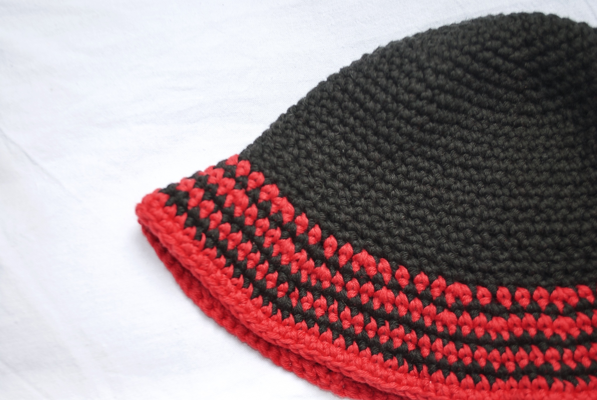 Svart og rød stripet hatt