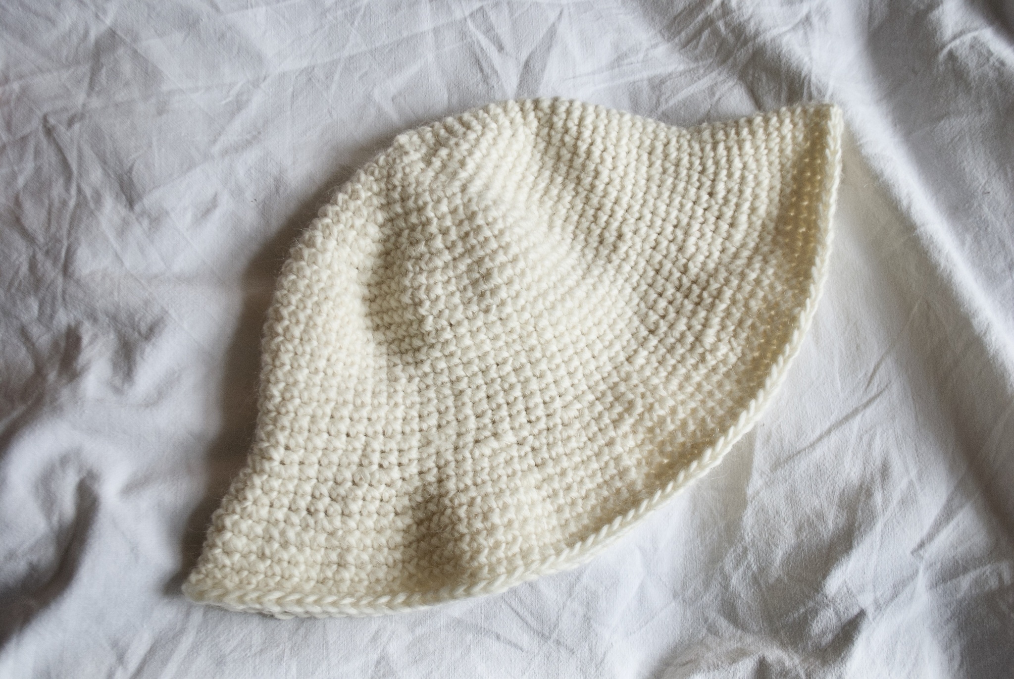 Hvit vinter- ull hatt