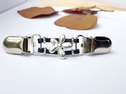Cardigan clip with flower