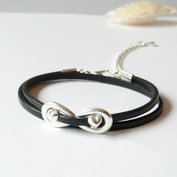 Armband läder med infinity och hjärtan