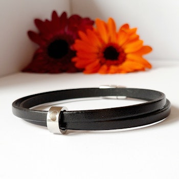 Svart läderarmband med hjärta