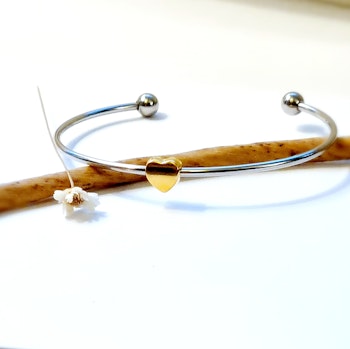 Bangle med guldfärgat hjärta