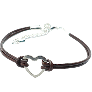 Armband i brunt läder och ett hjärta i rostfritt stål