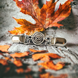 Cardigan clip with spiral