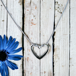 Halsband Twisted Heart