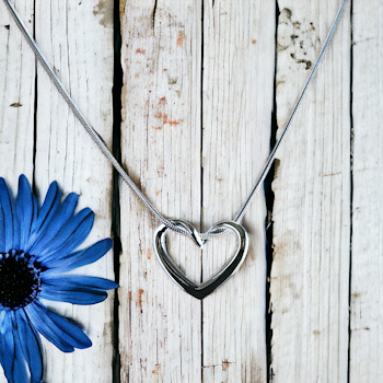 Halsband Twisted Heart