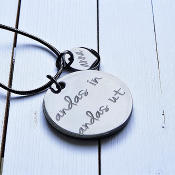 Graverat halsband "andas in andas ut"
