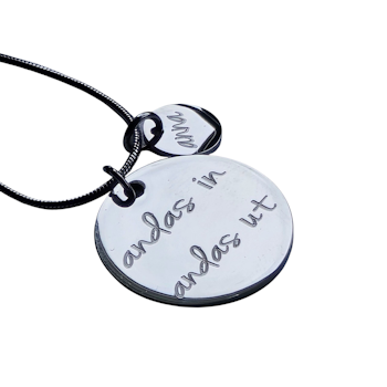 Graverat halsband "andas in andas ut"