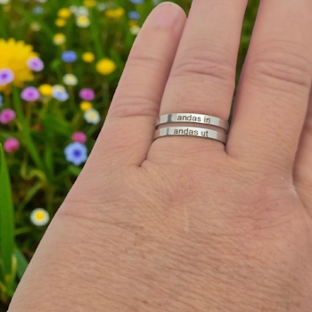 Graverad ring andas in andas ut