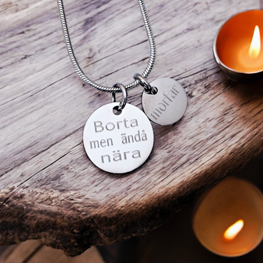 Personligt graverat halsband " Borta men ändå nära"