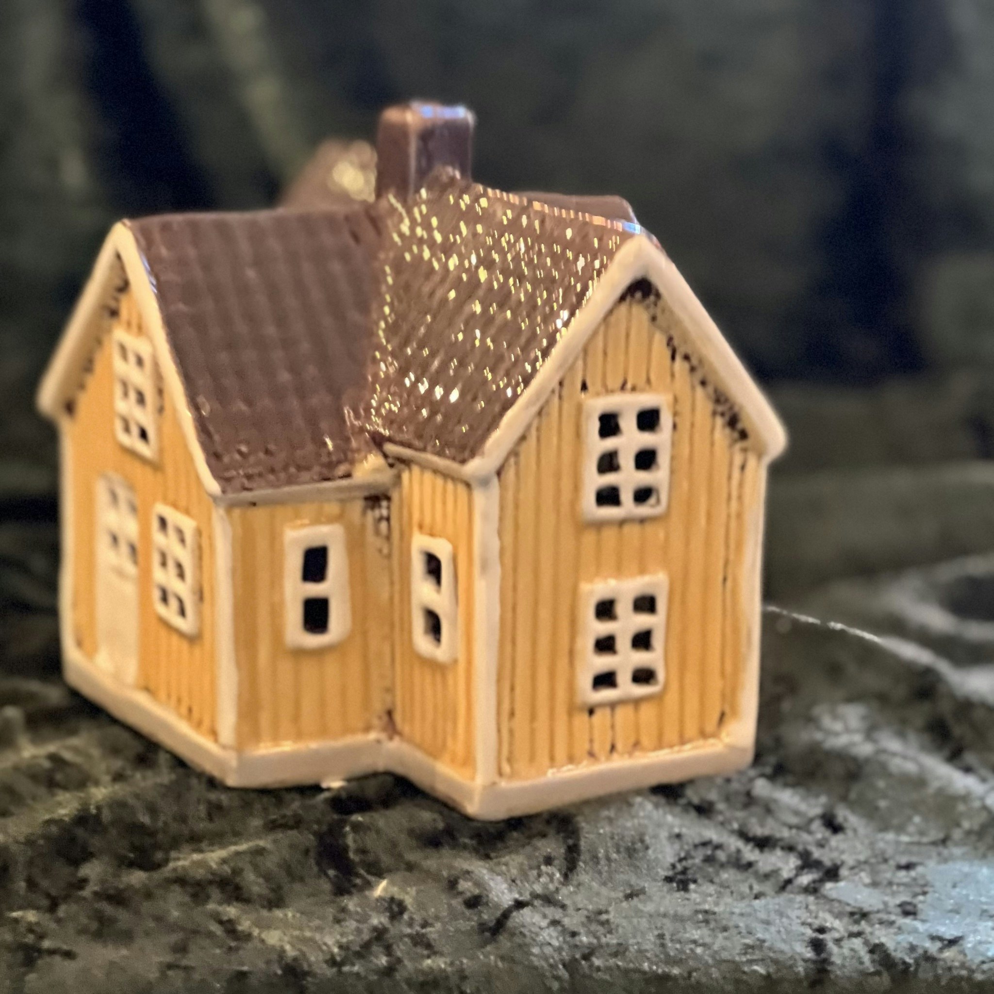 Hus för ljus svenskt gult