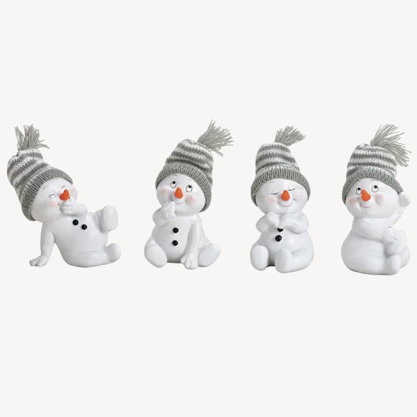 Snögubbe med stickad grå/vit mössa