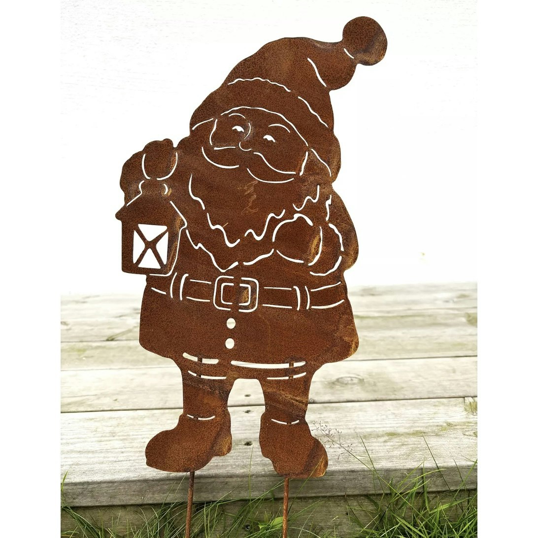 Stor tomte med lykta på pinnar
