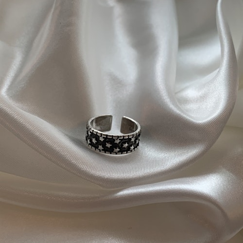 Black star ring