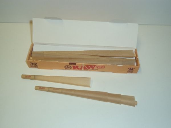 RAW Loader + 32 cones papper (cigarettpapper)