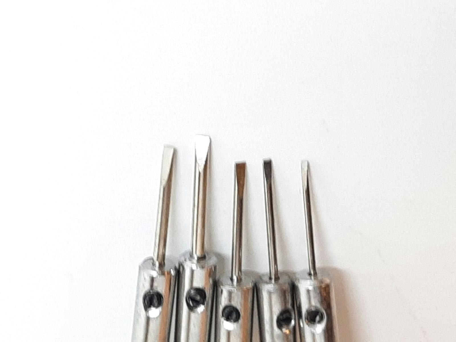 Sex skruvmejslar + flera munstycken (Klocka/urmakeri verktyg)
