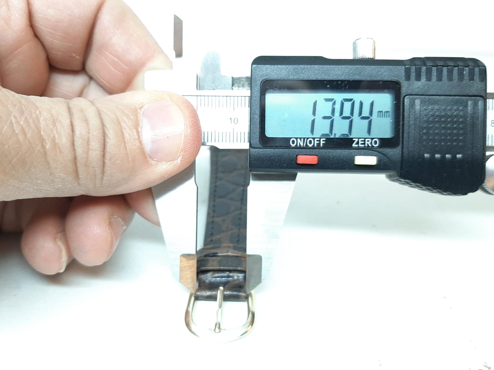 Armband MÖRKBRUN KALVSKINN (20 mm)