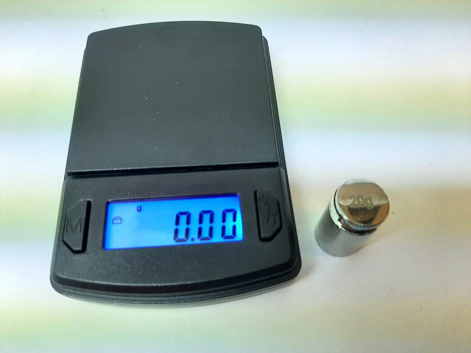 Digitalvåg (500 / 0.01 gram) + Vikt (20 g)