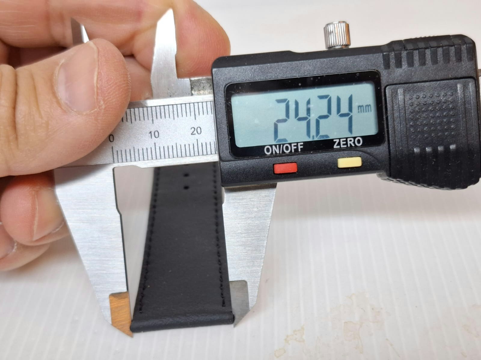 Armband SVART KALVSKINN (24 mm)