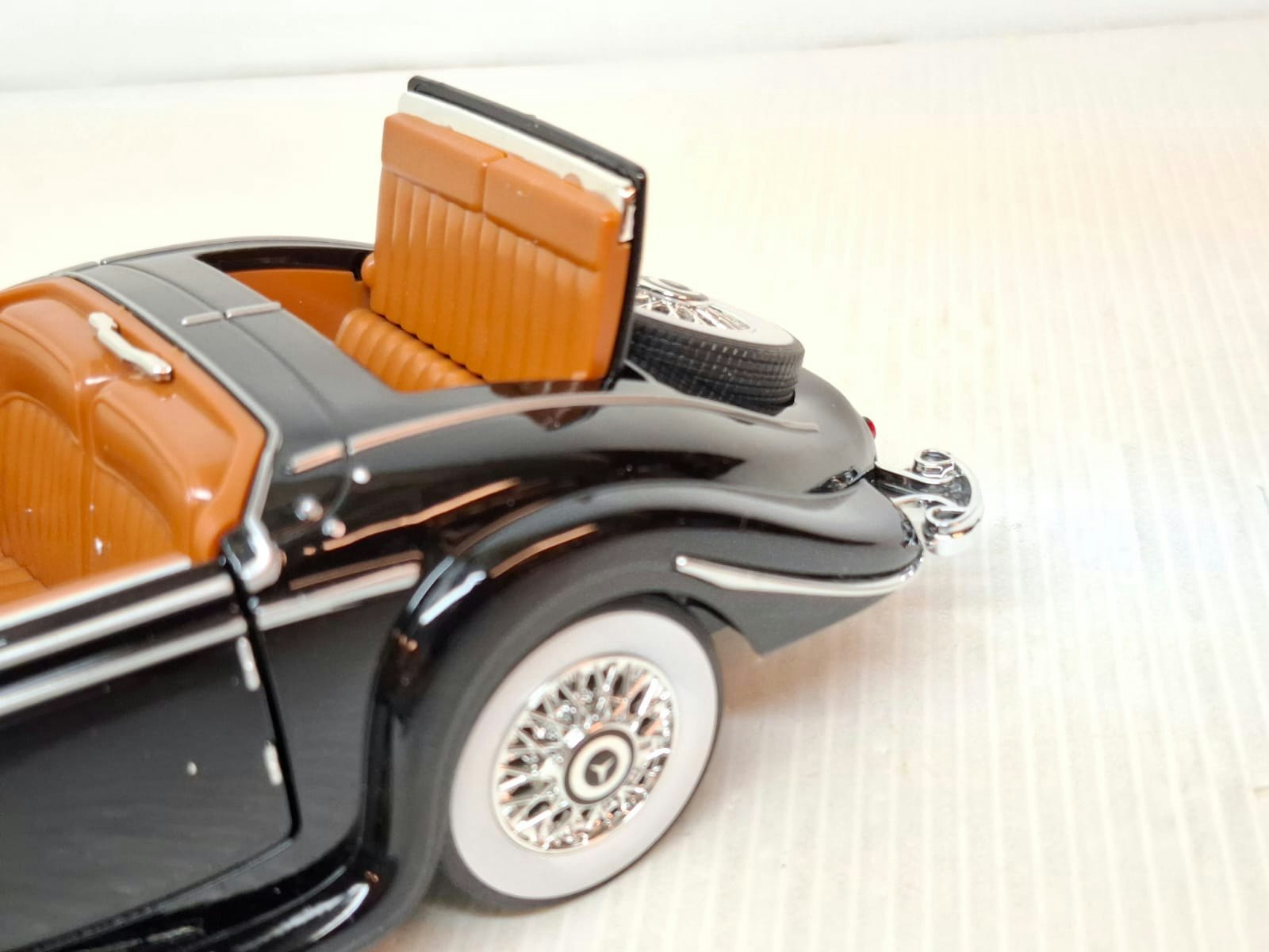 Modellbil Mercedes-Benz 500K Roadster 1936 - Skala 1:24