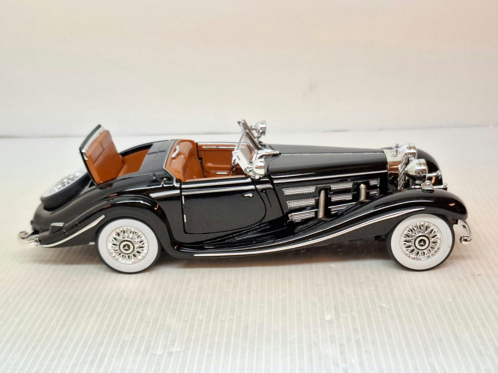 Modellbil Mercedes-Benz 500K Roadster 1936 - Skala 1:24