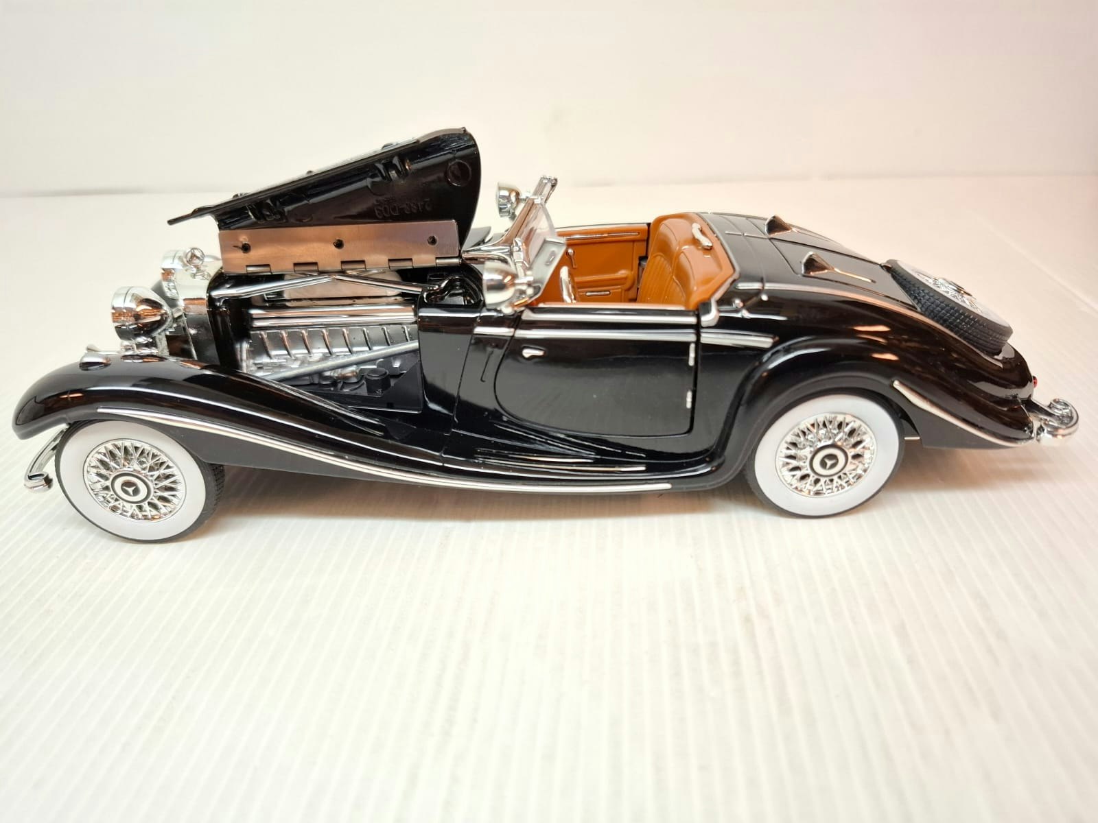 Modellbil Mercedes-Benz 500K Roadster 1936 - Skala 1:24