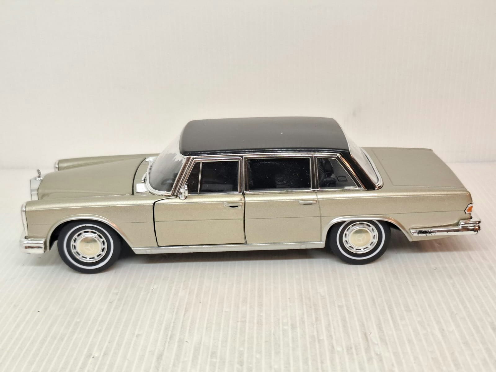 Modellbil Mercedes-Benz 600 1963 - Skala 1:24