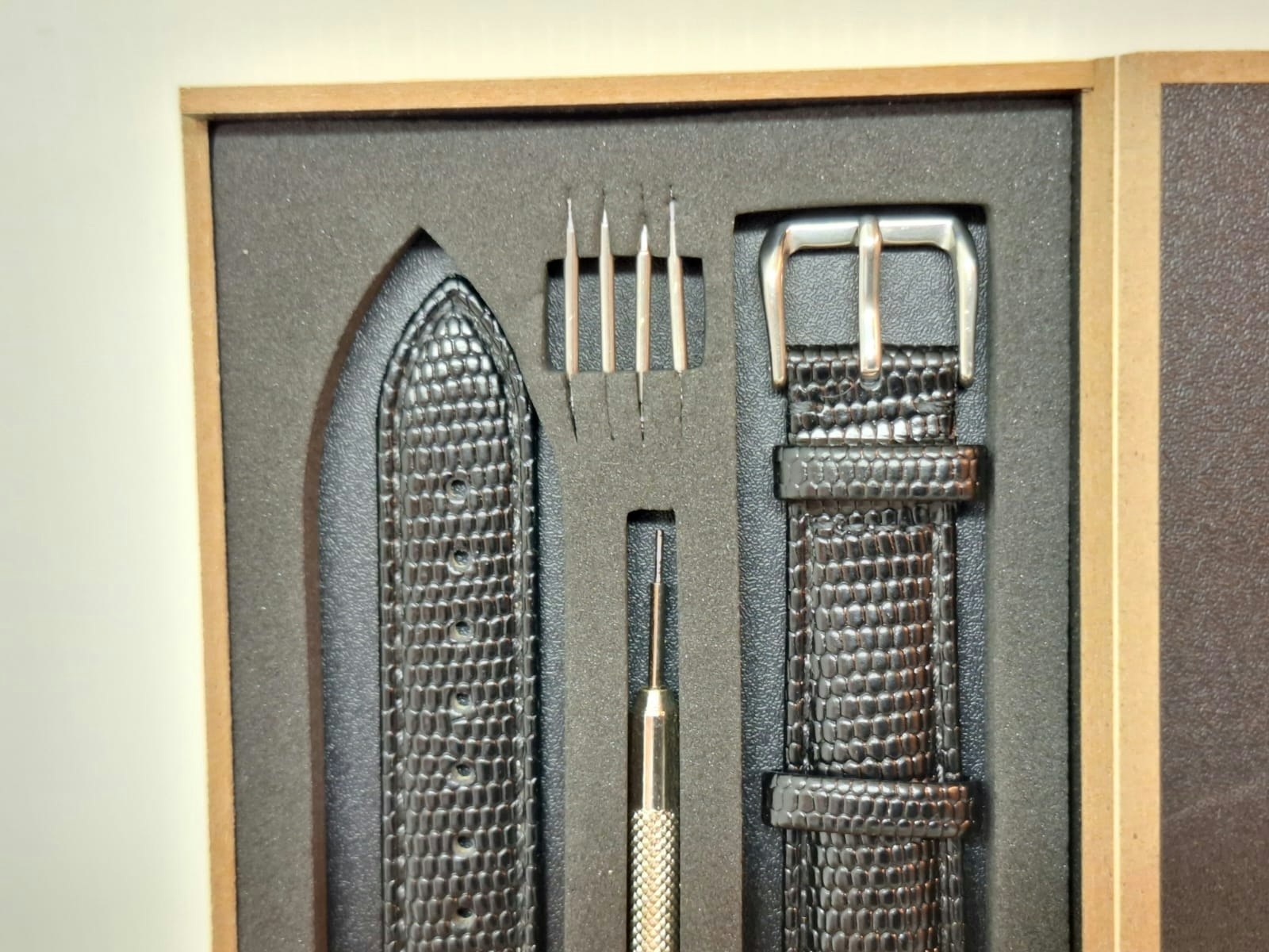 Armband SVART KALVSKINN ÖDLA/ORM (18 mm) + tillbehör