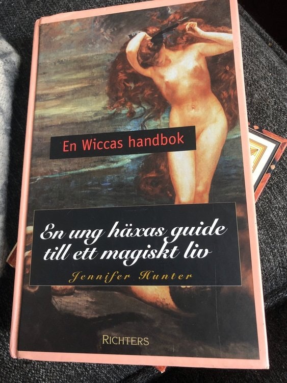En Wiccas handbok  en ung häxas guide till ett magiskt liv av Jennifer Hunter - på Svenska