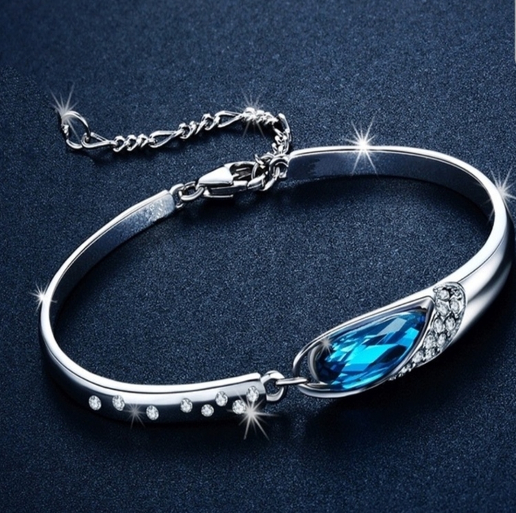Armband med blå kristall