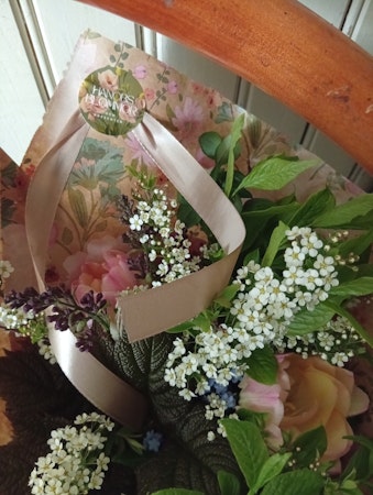 Bukett med säsongens blommor