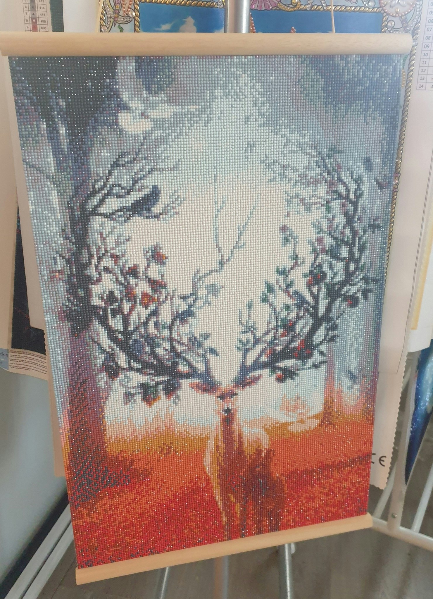 Elefant med plakat oppheng