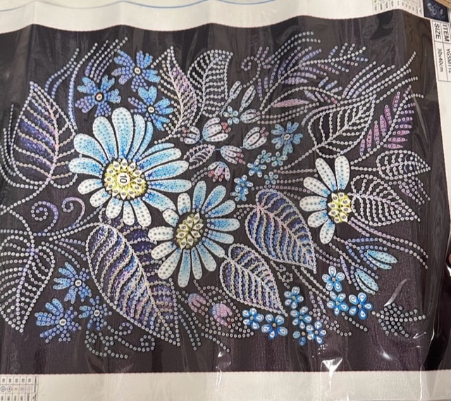 Blomster på sort bakgrunn delvis perlet