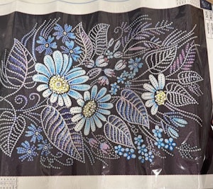 Blomster på sort bakgrunn delvis perlet