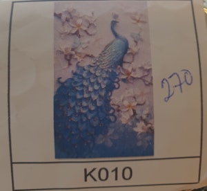 Påfugl med plakat oppheng