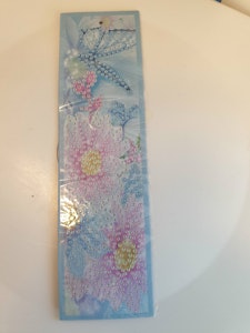 Ett bokmerke blomst og sommerfugl