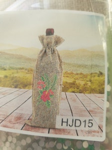 Vinpose med hawaiirose