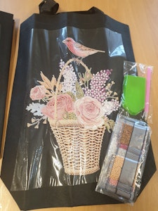 Veske med blomsterkurv