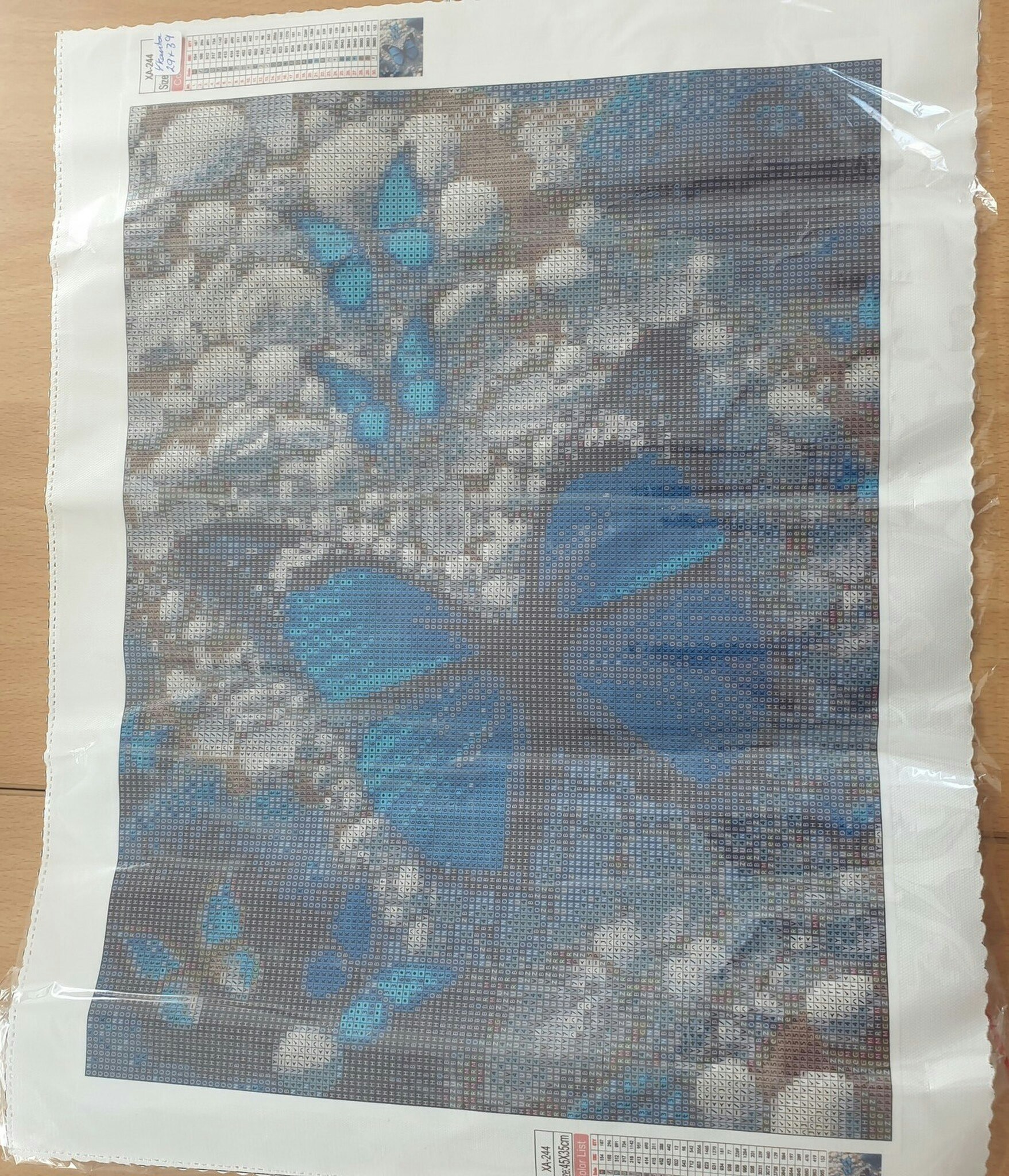 Diverse små bilder med firkantede perler