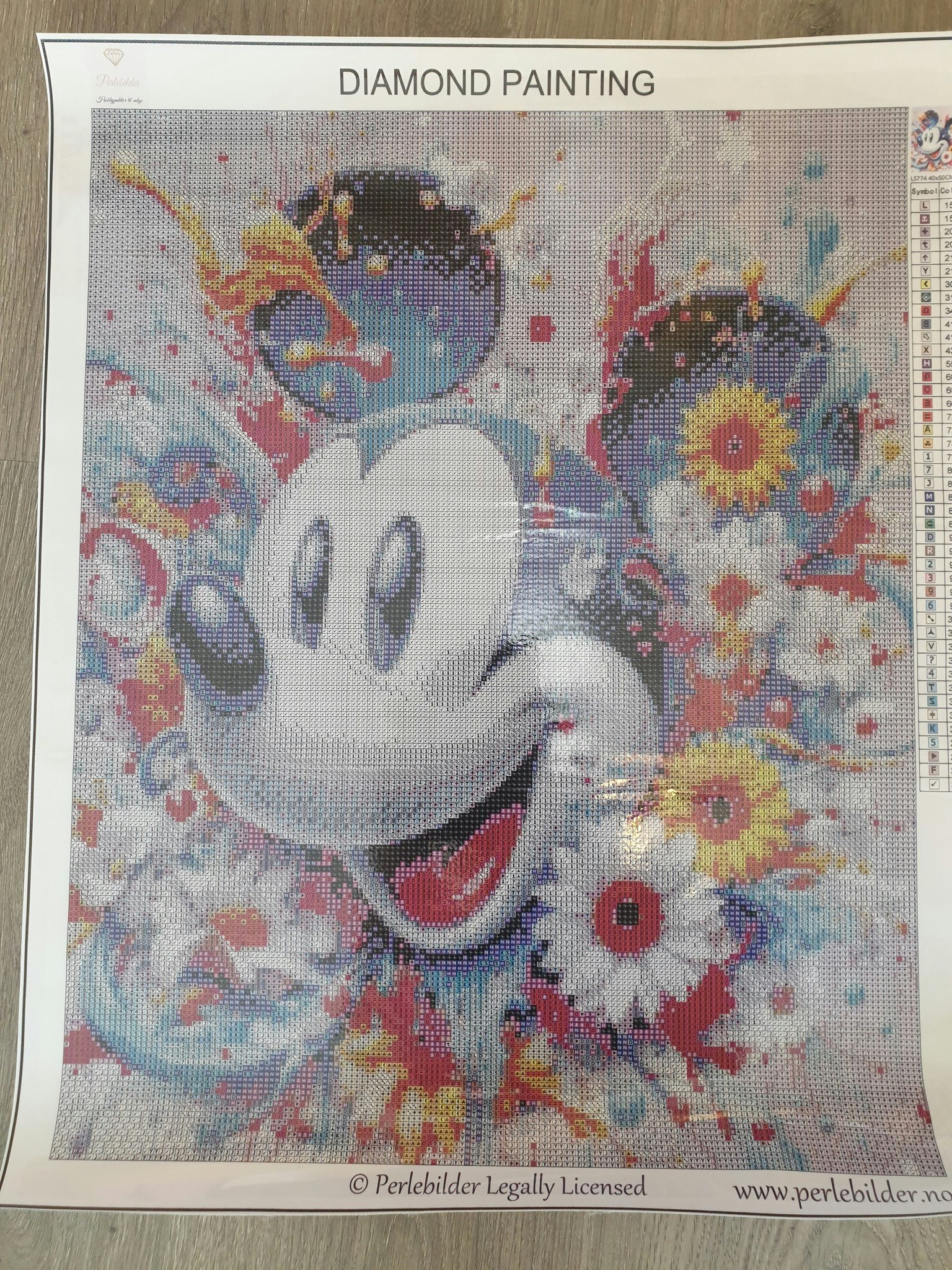 Micke i blomster med stjernestøv perler ©Perlebilder