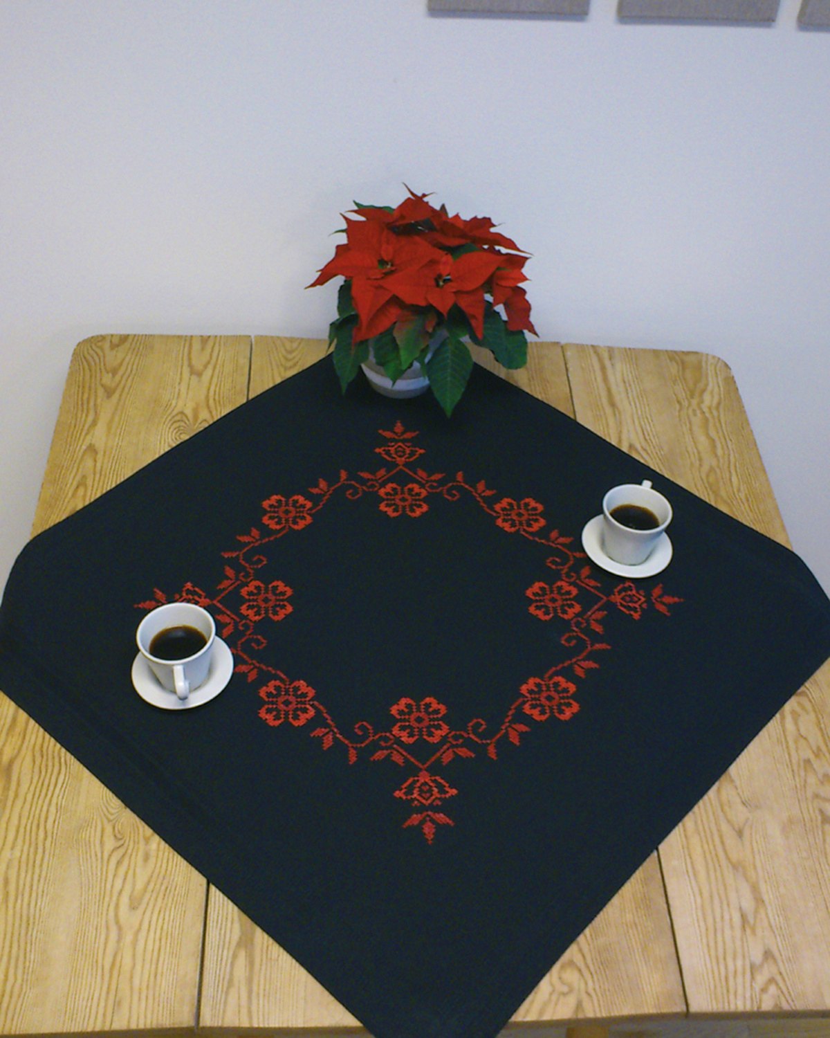 Broderi kit duk sort med rød blomsterkrans 80x80cm