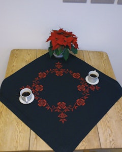 Broderi kit duk sort med rød blomsterkrans 80x80cm