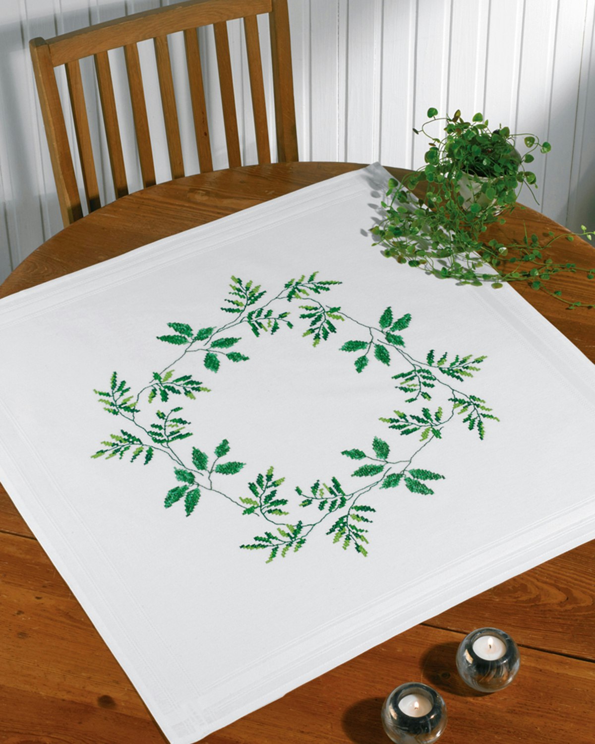 Broderi kit duk hvit med bladkrans 80x80cm