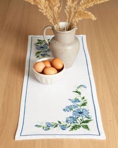 Broderi kit løper med ett knippe blå blomster 29x75 cm