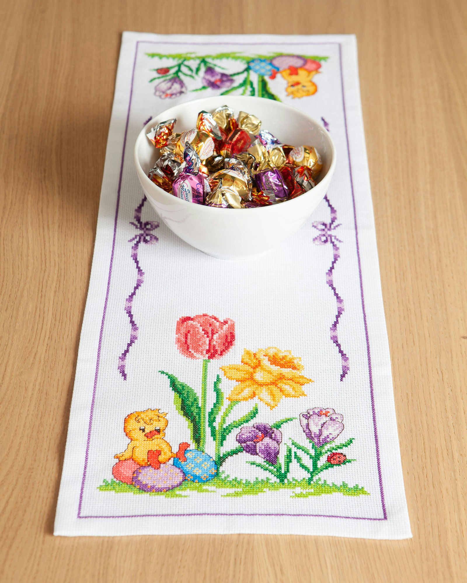 Broderi kit løper med kyllinger på fargeglade egg 24x65 cm
