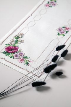 Broderi kit løper med burgunder blomst og blomsterknopper 24x66 cm