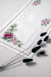 Broderi kit løper med burgunder blomst og blomsterknopper 24x66 cm