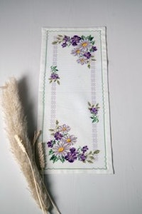 Broderi kit løper med duse lilla blomster 24x60 cm