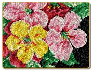Knyteteppe en gul og to rosa blomster ferdig montert bunn og med bakstykke 52x38 cm
