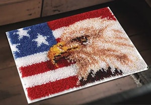 Knyteteppe den amerikanske ørnen ferdig montert bunn og med bakstykke 52x38 cm